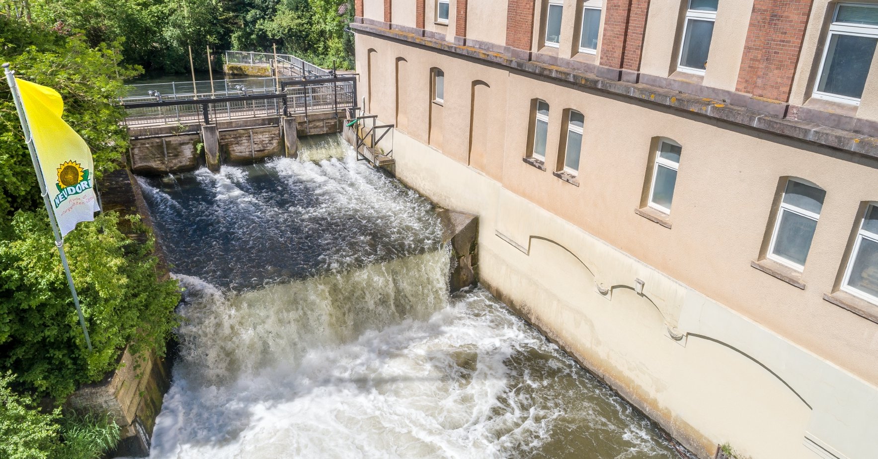 Tuotamme osan tarvitsemastamme energiasta itse Emmer-joesta saatavalla vesivoimalla